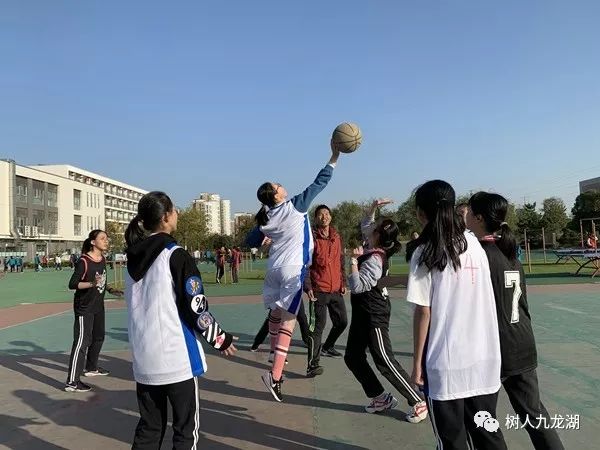 投篮比赛开始了_学校举办篮球比赛_某校八年级要举行篮球投篮比赛