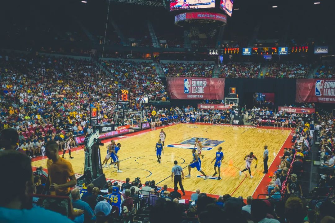 NBA季后赛因疫情停摆，球市退票潮与电视转播损失惨重