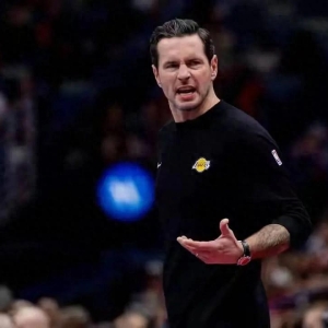 NBA现役薪资榜炸了！主帅顶薪却带队摆烂，这钱烧得比纸还快